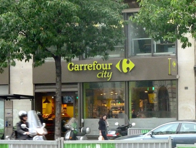 Dự án Le Carillon kêu gọi các doanh nghiệp đặt tấm dán ở cửa sổ thông báo có các bữa ăn, đồ uống và phòng tắm miễn phí cho những người vô gia cư. Trong ảnh là một nhà hàng trong thành phố tham gia vào chiến dịch. Ảnh: Chrisloader/Wikicommons.