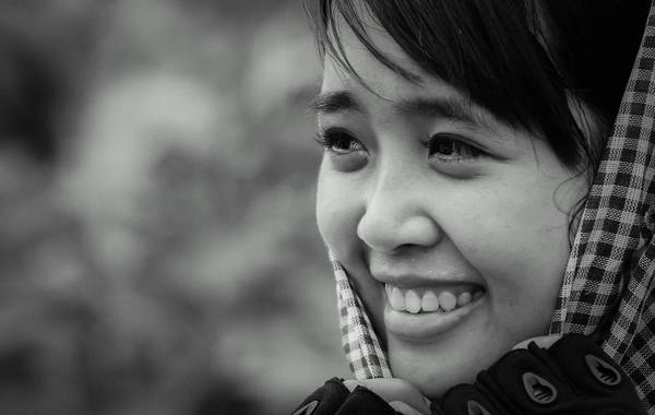 Đôi mắt hồn tôi. Cậu bạn chụp tấm ảnh này là một người quê miền Tây Nam Bộ, khác hẳn với cô gái trong hình lại có gốc ở miền Bắc Trung Bộ. Có lẽ vì từ hai nơi khác nhau mà Tuấn - tác giả bức ảnh lại có thể nhìn thấy được nét hồn hậu trong đôi mắt buồn vời vợi của Trang. Đâu cần phải là người mẫu hay hoa hậu, đâu cần phải là diễn viên hay ca sĩ nổi tiếng, em chỉ cần nở một nụ cười thật lòng nhất là mọi thứ xung quanh dường như tan biến hết thảy. Em, cũng như biết bao người con gái trẻ Việt Nam: tinh khôi và đầy nhiệt huyết. Ảnh: team BTB Đôi mắt hồn tôi. Cậu bạn chụp tấm ảnh này là một người quê miền Tây Nam Bộ, khác hẳn với cô gái trong hình lại có gốc ở miền Bắc Trung Bộ. Có lẽ vì từ hai nơi khác nhau mà Tuấn - tác giả bức ảnh lại có thể nhìn thấy được nét hồn hậu trong đôi mắt buồn vời vợi của Trang. Đâu cần phải là người mẫu hay hoa hậu, đâu cần phải là diễn viên hay ca sĩ nổi tiếng, em chỉ cần nở một nụ cười thật lòng nhất là mọi thứ xung quanh dường như tan biến hết thảy. Em, cũng như biết bao người con gái trẻ Việt Nam: tinh khôi và đầy nhiệt huyết. Ảnh: team BTB