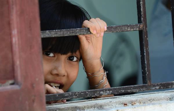 Cô bé trong trung tâm bảo trợ trẻ em Hoa Sen tại Huế. Trong một lần có dịp từ thiện ở đây, tác giả đã ghi lại nhiều hình ảnh sống động về những bé gái miền Trung bị mồ côi cha mẹ. Thiệt thòi là vậy, nhưng ánh mắt của các bé vẫn ánh lên niềm hi vọng về một cuộc sống tốt đẹp hơn. Ảnh: teamBTB Cô bé trong trung tâm bảo trợ trẻ em Hoa Sen tại Huế. Trong một lần có dịp từ thiện ở đây, tác giả đã ghi lại nhiều hình ảnh sống động về những bé gái miền Trung bị mồ côi cha mẹ. Thiệt thòi là vậy, nhưng ánh mắt của các bé vẫn ánh lên niềm hi vọng về một cuộc sống tốt đẹp hơn.