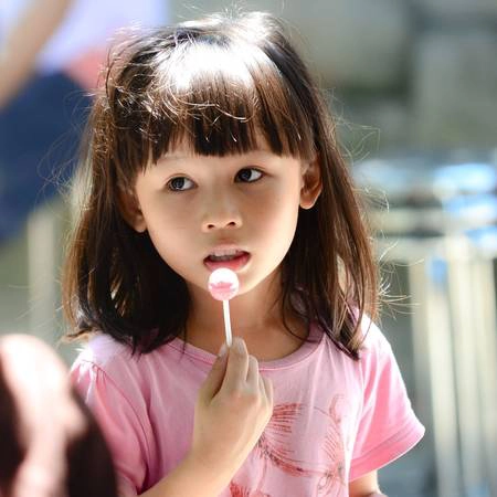 Vẻ đẹp như thiên thần của em khi cầm trên tay chiếc kẹo mà anh chị trong đoàn từ thiện phát cho. Ảnh: teamBTB Vẻ đẹp như thiên thần của em khi cầm trên tay chiếc kẹo mà anh chị trong đoàn từ thiện phát cho.