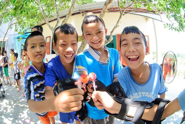 Nụ cười hết cỡ của các em nam. Có lẽ đã rất lâu rồi các em mới có một ngày vui như thế này. Ảnh: teamBTB Nụ cười hết cỡ của các em nam. Có lẽ đã rất lâu rồi các em mới có một ngày vui như thế này.