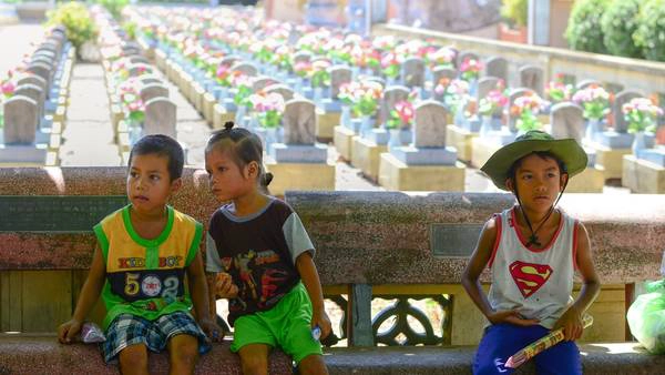 Ảnh chụp tại Nghĩa trang Liệt Sỹ Trường Sơn. Dù thời điểm hiện tại nhiệt độ ngoài trời hơn 40 độ nhưng các em vẫn phải đi bán nhang cho khách du lịch. Giọng nói đặc sệt miền Trung rất khó nghe và rất sợ chụp hình khiến tác giả phải khó khăn lắm mới chụp lại được. Ảnh: teamBTB Ảnh chụp tại Nghĩa trang Liệt Sỹ Trường Sơn. Dù thời điểm hiện tại nhiệt độ ngoài trời hơn 40 độ nhưng các em vẫn phải đi bán nhang cho khách du lịch. Giọng nói đặc sệt miền Trung rất khó nghe và rất sợ chụp hình khiến tác giả phải khó khăn lắm mới chụp lại được.