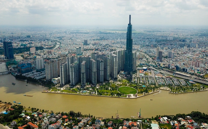 Dự án Landmark 81 (quận Bình Thạnh, TP HCM) cao hơn 460m, gồm 81 tầng, nằm ngay bên bờ sông Sài Gòn, là tòa nhà cao nhất Việt Nam và trong top 20 thế giới. Sau gần 4 năm xây dựng, công trình đã hoàn thiện gần hết các hạng mục. Ngày 26/7, khu trung tâm thương mại của cao ốc đi vào hoạt động, thu hút hàng nghìn người dân đến tham quan, mua sắm.