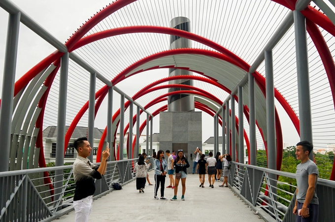 Bên trong tòa nhà là trung tâm thương mại rộng hơn 50.000 m2, được bố trí trong 6 tầng từ B1 tới tầng 5, đông khách từ ngày khai trương.