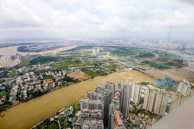 Từ đài quan sát có thể nhìn bao quát bán đảo Thủ Thiêm (quận 2). Dự án khu đô thị Thủ Thiêm đang được xây dựng với những trục đường chính, khu dân cư, tòa nhà... Phía xa là khu vực quận 7, huyện Nhà Bè.