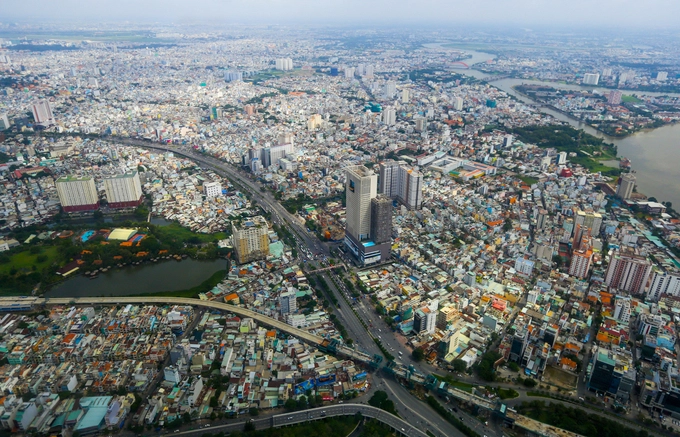 Tranh thủ giờ nghỉ trưa, một người công nhân dùng điện thoại ghi lại hình ảnh của Sài Gòn nhìn từ độ cao hơn 400m. Các hạng mục ở trên cao đang được hoàn thiện, chưa mở cửa đón khách.