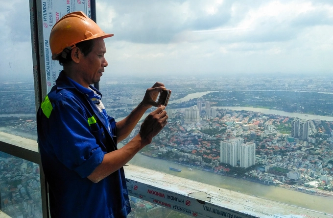 Khi khu thương mại của tòa nhà Landmark 81 được vận hành, mỗi ngày đều có nhiều người đến tham quan, chụp ảnh lại công trình này.