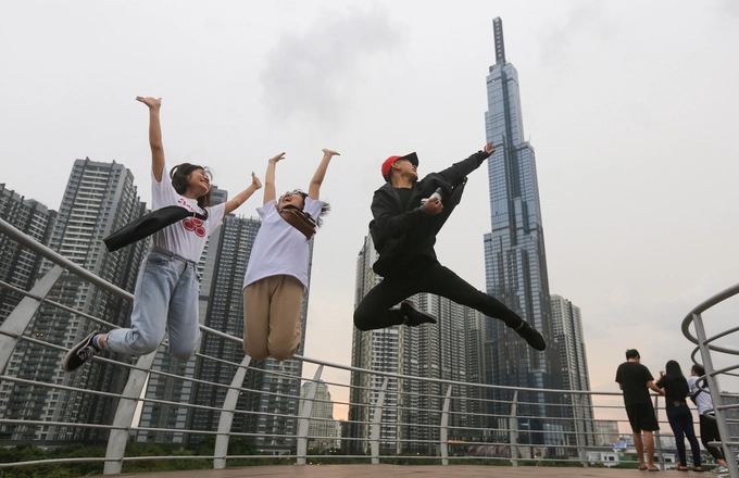 Các công trình ở công viên, khu chung cư... quanh tòa nhà cũng thu hút người dân tham quan. Nổi bật là mái vòm cầu đi bộ ở khu tầng trệt với thiết kế độc đáo là nơi các bạn trẻ thỏa sức sáng tạo các kiểu ảnh của riêng mình.  "Mình thấy tòa cao ốc và khu xung quanh có thiết kế trẻ trung, hiện đại, dễ chụp được nhiều kiểu ảnh độc đáo. Đây sẽ là điểm vui chơi thú vị của giới trẻ, chắc chắn mình sẽ dẫn bạn bè ở nơi khác vô đây tham quan", Hồng Mai (22 tuổi, quận Thủ Đức) chia sẻ.