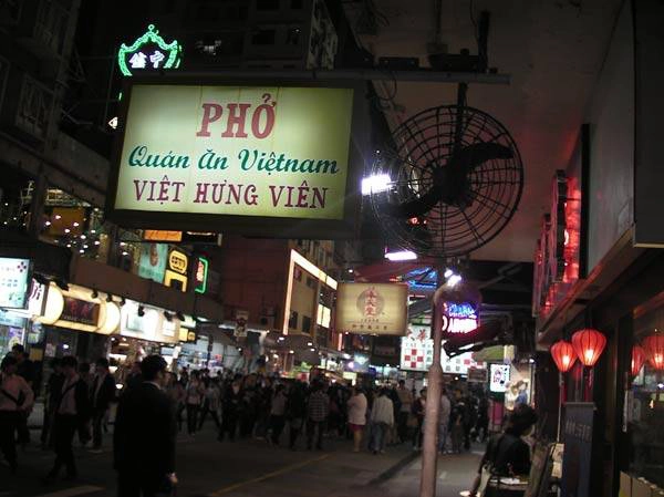 Những quán ăn Việt Nam có bán phở trong khu đi bộ ở Mongkok, bảng hiệu kiêu hãnh treo ở giữa con đường tấp nập người qua lại