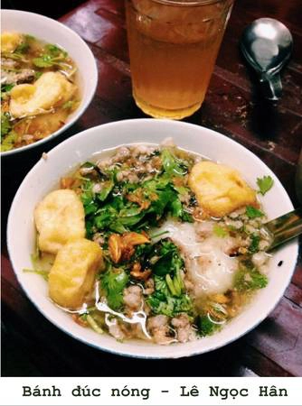 Bánh đúc nóng mềm mềm, dai dai đặc quánh với vị ngậy thơm, ấm nóng ngập tràn trong nước chan đậm đà cũng đã chinh phục rất nhiều trái tim yêu ẩm thực Hà Nội. Muốn ăn bánh đúc nóng đúng điệu, phải tìm đến phố Lê Ngọc Hân để thưởng thức mùi vị độc đáo hoà quyện giữa bánh đúc, thịt và rau mùi dậy mùi thơm và vị ngon không phải bất cứ đâu cũng có được. (Ảnh: Internet) Bánh đúc nóng mềm mềm, dai dai đặc quánh với vị ngậy thơm, ấm nóng ngập tràn trong nước chan đậm đà cũng đã chinh phục rất nhiều trái tim yêu ẩm thực Hà Nội. Muốn ăn bánh đúc nóng đúng điệu, phải tìm đến phố Lê Ngọc Hân để thưởng thức mùi vị độc đáo hoà quyện giữa bánh đúc, thịt và rau mùi dậy mùi thơm và vị ngon không phải bất cứ đâu cũng có được. (Ảnh: Internet)