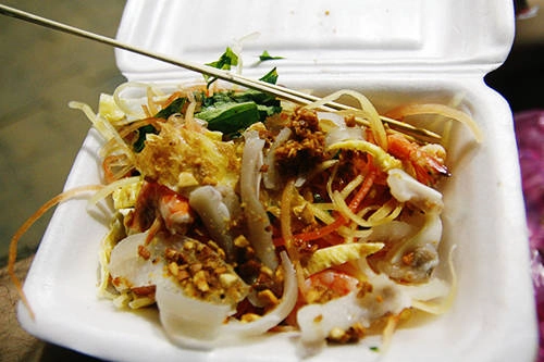 Món ăn gây ấn tượng với thực khách bởi màu sắc đa dạng của nhiều loại nguyên liệu. Giá trung bình cho phần gỏi dao động khoảng 20.000 đồng. Ảnh: Phong Vinh Món ăn gây ấn tượng với thực khách bởi màu sắc đa dạng của nhiều loại nguyên liệu. Giá trung bình cho phần gỏi dao động khoảng 20.000 đồng. Ảnh: Phong Vinh