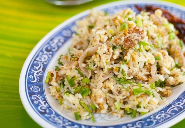 Nam Khao thực chất là cơm chiên được nấu từ Khao Niaw còn dư sau bữa ăn của người Lào, thêm hành tây, xúc xích, rau thơm đủ vị. Bạn có thể gọi nam khao ở các nhà hàng, và dĩ nhiên họ sẽ không sử dụng cơm thừa để chế biến món ăn cho khách - Ảnh: Austin Bush Nam Khao thực chất là cơm chiên được nấu từ Khao Niaw còn dư sau bữa ăn của người Lào, thêm hành tây, xúc xích, rau thơm đủ vị. Bạn có thể gọi nam khao ở các nhà hàng, và dĩ nhiên họ sẽ không sử dụng cơm thừa để chế biến món ăn cho khách - Ảnh: Austin Bush