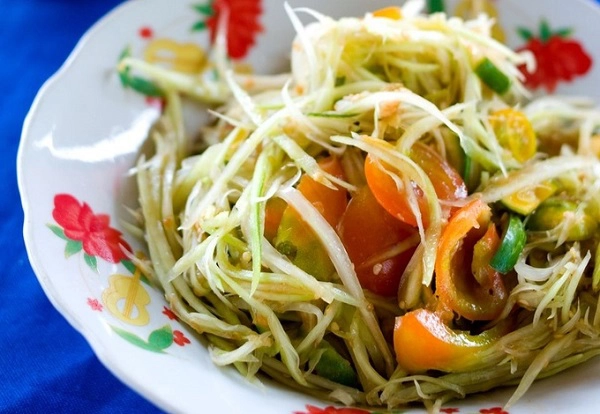 Tam Mak Houng (gỏi đu đủ) giống somtam của Thái Lan nhưng không có vị ngọt, chỉ mang vị chua của cà chua, chanh và mặn của mắm ba khía cùng loại nước mắm pa daek - đặc sản Lào - Ảnh: Austin Bush Tam Mak Houng (gỏi đu đủ) giống somtam của Thái Lan nhưng không có vị ngọt, chỉ mang vị chua của cà chua, chanh và mặn của mắm ba khía cùng loại nước mắm pa daek - đặc sản Lào - Ảnh: Austin Bush