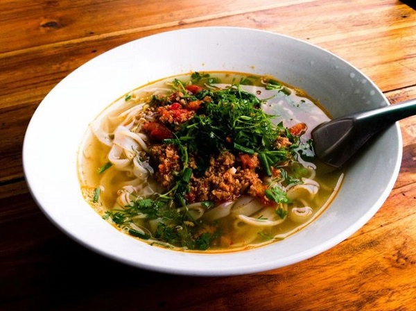 Đến Luông Prabang, bạn không nên bỏ qua Khao Soi, món mỳ cắt bằng kéo, sau đó chần trong nước sôi rồi cho khao soi - hỗn hợp làm từ thịt lợn xay nhuyễn với tỏi, cà chua, gia vị... lên trên - Ảnh: Hide Đến Luông Prabang, bạn không nên bỏ qua Khao Soi, món mỳ cắt bằng kéo, sau đó chần trong nước sôi rồi cho khao soi - hỗn hợp làm từ thịt lợn xay nhuyễn với tỏi, cà chua, gia vị... lên trên - Ảnh: Hide