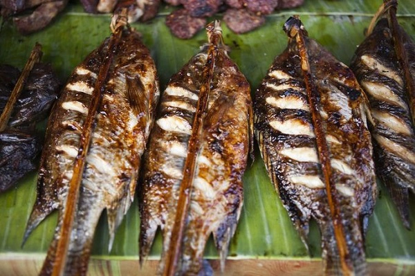 Lào không có biển nên thường sử dụng cá sông để nướng, gọi là Ping Pa. Cá sông thịt ngọt hơn, ướp lá chanh, rau mùi... nướng đến vàng da dậy mùi thơm hấp dẫn thực khách - Ảnh: Tim Gerard Baker Lào không có biển nên thường sử dụng cá sông để nướng, gọi là Ping Pa. Cá sông thịt ngọt hơn, ướp lá chanh, rau mùi... nướng đến vàng da dậy mùi thơm hấp dẫn thực khách - Ảnh: Tim Gerard Baker