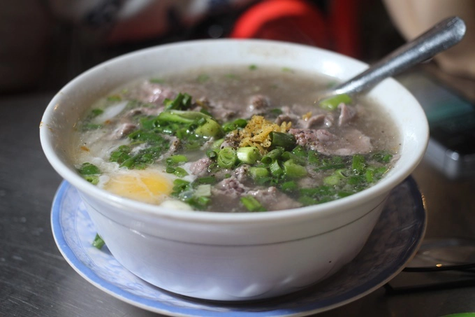Phở Hớn Hưng - ngã sáu Nguyễn Tri Phương, quận 10 (15h 30 - 24h) Khiến thực khách xiêu lòng bởi nước phở đậm đà, bò viên to dai sừng sực, tiệm phở hơn 50 năm tuổi này là lựa chọn không tồi vào những buổi tối muộn ở Sài Gòn, đặc biệt vào mưa đêm. Thêm một trứng chần vào tô phở bốc khói nghi ngút, kết hợp với thịt bò mềm sẽ làm bạn ấm bụng ngay lập tức. Giá một tô khoảng 40.000 - 70.000 đồng. Phở Hớn Hưng - ngã sáu Nguyễn Tri Phương, quận 10 (15h 30 - 24h) Khiến thực khách xiêu lòng bởi nước phở đậm đà, bò viên to dai sừng sực, tiệm phở hơn 50 năm tuổi này là lựa chọn không tồi vào những buổi tối muộn ở Sài Gòn, đặc biệt vào mưa đêm. Thêm một trứng chần vào tô phở bốc khói nghi ngút, kết hợp với thịt bò mềm sẽ làm bạn ấm bụng ngay lập tức. Giá một tô khoảng 40.000 - 70.000 đồng.