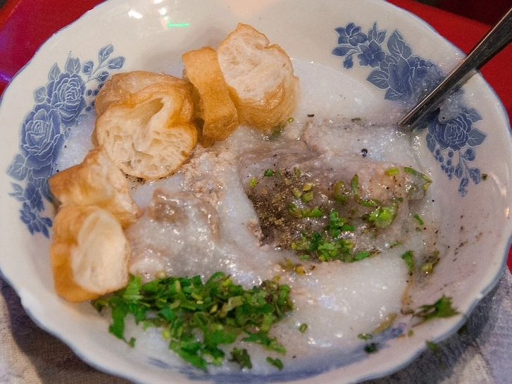 Cháo sườn - chợ Tân Định (17h - 23h30) Nếu giữa đêm thèm chén cháo nóng hổi thơm mùi tiêu, hột vịt bắc thảo ngậy ngậy cùng miếng sườn mềm có thể nhai cả sụn thì bạn chỉ việc "phi" xe thẳng đến đường Hai Bà Trưng, đoạn gần chợ Tân Định. Bạn sẽ bắt gặp vài gánh cháo lề đường vẫn kiên nhẫn ngồi chờ khách đến khuya. Một phần cháo chỉ tầm 15.000 - 25.000 đồng, thêm bánh quẩy hay hột vịt nữa thì khoảng 35.000 đồng, đủ để làm dịu bao tử của bạn ngay tức khắc. Cháo sườn - chợ Tân Định (17h - 23h30) Nếu giữa đêm thèm chén cháo nóng hổi thơm mùi tiêu, hột vịt bắc thảo ngậy ngậy cùng miếng sườn mềm có thể nhai cả sụn thì bạn chỉ việc "phi" xe thẳng đến đường Hai Bà Trưng, đoạn gần chợ Tân Định. Bạn sẽ bắt gặp vài gánh cháo lề đường vẫn kiên nhẫn ngồi chờ khách đến khuya. Một phần cháo chỉ tầm 15.000 - 25.000 đồng, thêm bánh quẩy hay hột vịt nữa thì khoảng 35.000 đồng, đủ để làm dịu bao tử của bạn ngay tức khắc.
