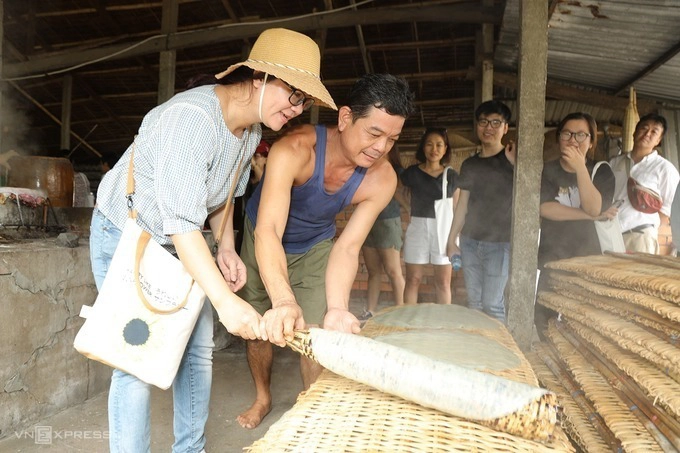 Sau khi dạo chơi chợ nổi, du khách thường được đưa đến một số lò hủ tiếu truyền thống như lò Chín Cửu, Sáu Hoài gần đó để có thể quan sát và tự tay thử các công đoạn tạo ra sợi hủ tiếu gạo dai nổi tiếng nơi đây. Ảnh: Phong Vinh.