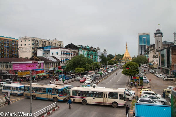 Đường phố nhộn nhịp của Yangon. Ảnh: Mark Wiens Đường phố nhộn nhịp của Yangon. Ảnh: Mark Wiens