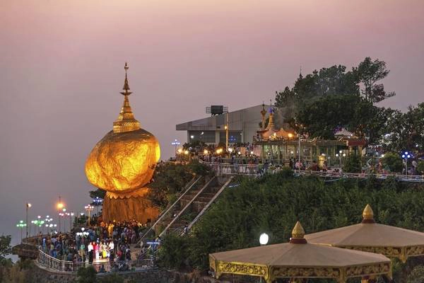 Lên đỉnh chùa Kyaiktiyo và thưởng ngoạn cảnh quan tuyệt đẹp từ trên đỉnh núi là điều bất cứ khách du lịch nào tới Myanmar cũng muốn thử. Ảnh: Skyscanner Lên đỉnh chùa Kyaiktiyo và thưởng ngoạn cảnh quan tuyệt đẹp từ trên đỉnh núi là điều bất cứ khách du lịch nào tới Myanmar cũng muốn thử. Ảnh: Skyscanner