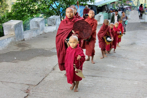 Đường di chuyển lên chùa Kyaiktiyo khá dốc. Ảnh: rainer.reisen Đường di chuyển lên chùa Kyaiktiyo khá dốc. Ảnh: rainer.reisen
