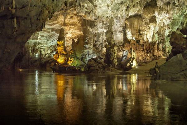 Khung cảnh kỳ vĩ trong hang. Ảnh: phongnhatourism Khung cảnh kỳ vĩ trong hang. Ảnh: phongnhatourism
