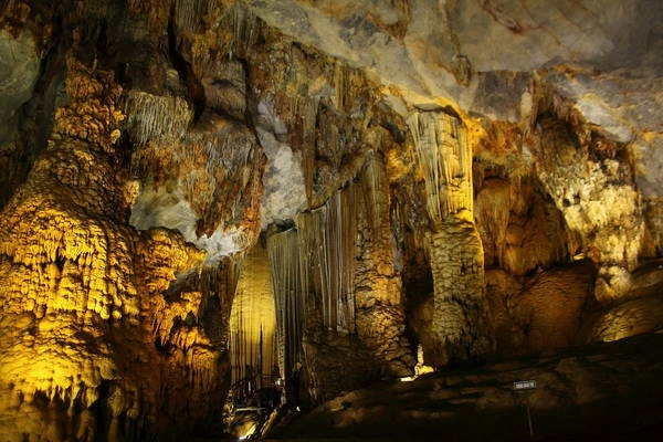 Thạch nhũ động Thiên Đường. Ảnh: vietravel Thạch nhũ động Thiên Đường. Ảnh: vietravel