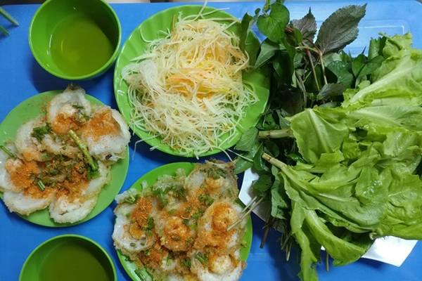 Mở cửa từ 6h sáng để phục vụ dân địa phương và khách du lịch, bánh khọt giòn, thơm, ăn kèm với rau và đu đủ bào sợi nên không ngán, thu hút nhiều thực khách. Giá: 20.000 - 25.000 đồng/phần Địa chỉ: Bánh khọt miền Đông, Bà Triệu, Vũng Tàu