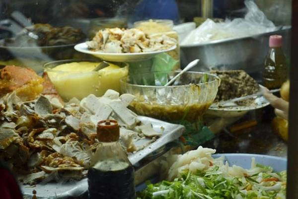 Bánh mì "hai bà già" luôn đông khách bởi nước chan đặc biệt, hợp khẩu vị với nhiều người. Ổ bánh mì 15 nghìn quết bơ, pate, nhân đầy ụ đủ khiến cho bạn no căng bụng vào buổi sáng. Nếu là người ăn nhạt, bạn có thể dặn người bán tiết chế bớt khi chan nước sốt.  Giá: 15.000 - 25.000 đồng/ổ Địa chỉ: Ngã tư Đồ Chiểu - Lý Thường Kiệt, Vũng Tàu.