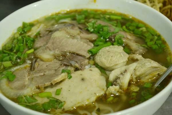 Nước dùng từ xương bò hầm, trong, ngọt vị hơi the nhẹ. Chả Huế dai, giòn sựt sựt, thịt bò mềm, thêm ít rau mùi, vắt thêm chanh là tròn vị. Giá: 25.000 - 30.000 đồng/tô Địa chỉ: Đường Tú Xương, Vũng Tàu