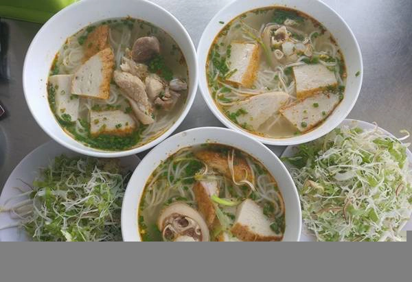 Chả cá Quy Nhơn, thêm giò hầm có lớp da béo, sần sật. Điểm nhấn của món này chính là đĩa rau sống tươi, thái mỏng ăn kèm. Nếu lo ngại rau sống, bạn có thể nhờ đầu bếp trụng sơ qua trước khi ăn. Giá: 20.000 - 25.000 đồng/tô Địa chỉ: Bún chả cá Quy Nhơn, Nguyễn Trường Tộ, Vũng Tàu.