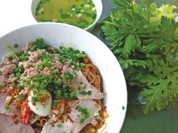 Như những quán hủ tiếu Nam Vang khác, ở đây có hủ tiếu nước và khô, nêm nếm vừa miệng, là món ăn sáng vừa rẻ vừa chất lượng. Buổi sáng khá đông khách nhưng phục vụ nhanh.  Giá: 35.000 đồng/tô Địa chỉ: Hủ tiếu Anh Hồ, đường Trương Công Định, Vũng Tàu.