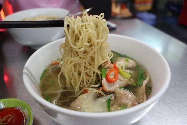 Được nhiều khách du lịch biết đến, cũng là món ăn sáng quen thuộc của người địa phương. Nước dùng trong, không váng mỡ nhưng đậm đà nhờ xương hầm. Sườn non mềm, dễ ăn. Bò viên to, dai, cắn sần sật. Đặc biệt quán còn có hoành thánh đúng kiểu người Hoa, nêm nếm gia vị vừa miệng. Giá: 45.000 đồng/tô Địa chỉ: Mì thảy đường Ba Cu, Vũng Tàu