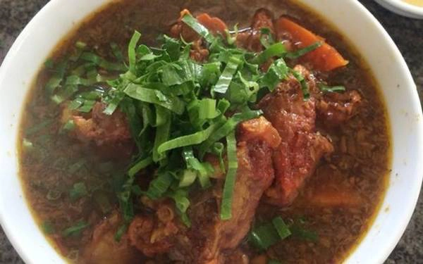 Bò kho mềm, có sụn bò dai dai ăn vừa miệng. Nước bò kho sánh đặc, nêm nếm vừa. Khi ăn thực khách vắt thêm lát chanh nhỏ cho ngon. Ngoài ra quán còn bán bún bò huế, tuy nhiên không đặc sắc lắm. Thường khoảng chừng 9h sáng là hết sạch, vì vậy bạn nên đi sớm nếu muốn thưởng thức món này.  Giá: 25.000 đồng/phần Địa chỉ: đường Đồng Khởi, Vũng Tàu.