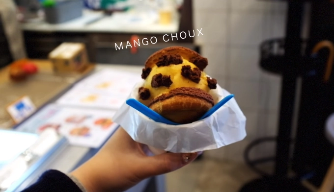 Owl's Choux và Oddies Foodies Owl's Choux ở khu Tsim Sha Shui và Oddies Foodies ở Wan Chai là tụ điểm cho những ai mê viên kem mát lạnh. Ở Owl's Choux bạn còn có thể ăn thử bánh kẹp kem thú vị. Owl's Choux và Oddies Foodies Owl's Choux ở khu Tsim Sha Shui và Oddies Foodies ở Wan Chai là tụ điểm cho những ai mê viên kem mát lạnh. Ở Owl's Choux bạn còn có thể ăn thử bánh kẹp kem thú vị.