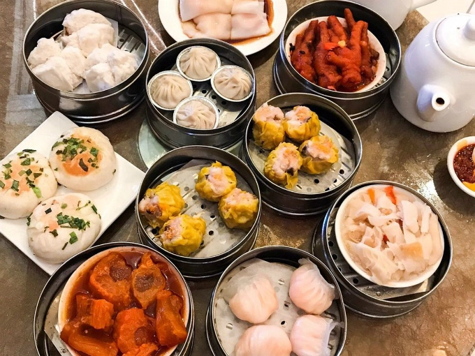 Tim Ho Wan và Ding Tai Fung Có lẽ không cần nhiều lời để giới thiệu về hai chuỗi nhà hàng dimsum nổi tiếng châu Á này. Mỗi thương hiệu đều có rất nhiều chi nhánh ở hầu hết các quốc gia như Trung Quốc đại lục, Singapore, Việt Nam và tất nhiên là cả Hong Kong. Dimsum chính là linh hồn của ẩm thực xứ cảng thơm, bạn có thể bắt gặp cửa hàng dimsum ở bất cứ đâu trên phố. Nhưng nếu muốn check in ở một trong những tụ điểm dimsum nổi tiếng bậc nhất Hương Cảng thì hãy ghé Tim Ho Wan ở Sham Shui Po và Ding Tai Fung ở Tsim Sha Shui. Một số thương hiệu khác để bạn tham khảo như Fu Sing, Sun Hing, One Dimsum, Man Wah, Ah Shun Shandong Dumplings... Tim Ho Wan và Ding Tai Fung Có lẽ không cần nhiều lời để giới thiệu về hai chuỗi nhà hàng dimsum nổi tiếng châu Á này. Mỗi thương hiệu đều có rất nhiều chi nhánh ở hầu hết các quốc gia như Trung Quốc đại lục, Singapore, Việt Nam và tất nhiên là cả Hong Kong. Dimsum chính là linh hồn của ẩm thực xứ cảng thơm, bạn có thể bắt gặp cửa hàng dimsum ở bất cứ đâu trên phố. Nhưng nếu muốn check in ở một trong những tụ điểm dimsum nổi tiếng bậc nhất Hương Cảng thì hãy ghé Tim Ho Wan ở Sham Shui Po và Ding Tai Fung ở Tsim Sha Shui. Một số thương hiệu khác để bạn tham khảo như Fu Sing, Sun Hing, One Dimsum, Man Wah, Ah Shun Shandong Dumplings...