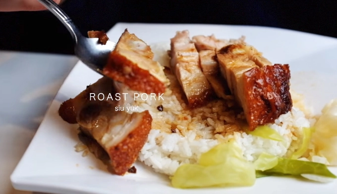 Tai Hing Thực khách đến tiệm Tai Hing ở khu Tsim Sha Shui nên thử các món cơm thịt lợn xá xíu hay cơm thịt vịt xá xíu cho bữa trưa. Phần thịt được tẩm ướp đậm đà và khá quen thuộc với khẩu vị người Việt. Tai Hing Thực khách đến tiệm Tai Hing ở khu Tsim Sha Shui nên thử các món cơm thịt lợn xá xíu hay cơm thịt vịt xá xíu cho bữa trưa. Phần thịt được tẩm ướp đậm đà và khá quen thuộc với khẩu vị người Việt.