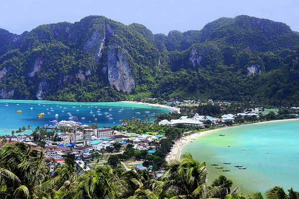 Đảo Koh Phi Phi vừa thơ mộng vừa sôi động. Đảo Koh Phi Phi vừa thơ mộng vừa sôi động.