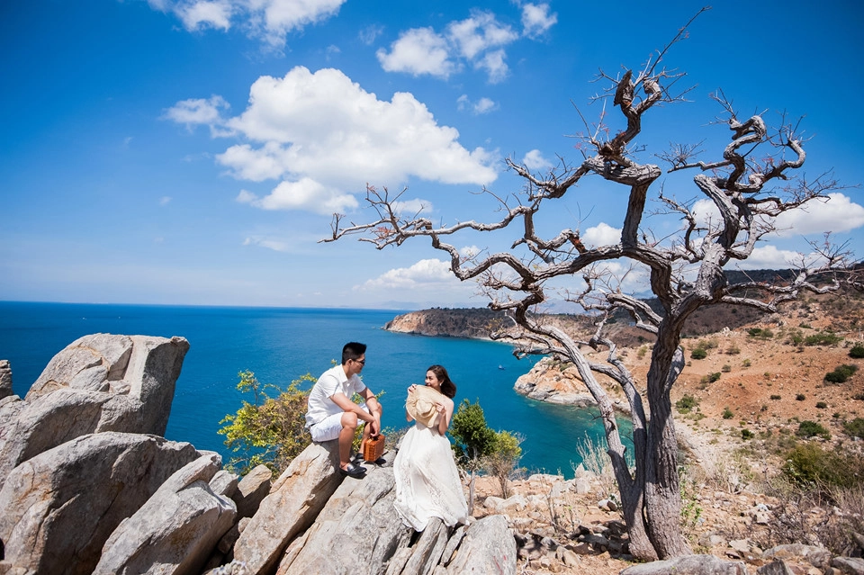 Ninh Thuận: Cách TP.HCM khoảng 340 km, Ninh Thuận là điểm đến nổi bật trên bản đồ du lịch Nam Trung Bộ trong thời gian gần đây. Vùng đất hoang sơ, đầy nắng gió xinh đẹp này là gợi ý tuyệt vời cho album ảnh cưới lãng mạn của các cặp vợ chồng trẻ. Ninh Thuận: Cách TP.HCM khoảng 340 km, Ninh Thuận là điểm đến nổi bật trên bản đồ du lịch Nam Trung Bộ trong thời gian gần đây. Vùng đất hoang sơ, đầy nắng gió xinh đẹp này là gợi ý tuyệt vời cho album ảnh cưới lãng mạn của các cặp vợ chồng trẻ.