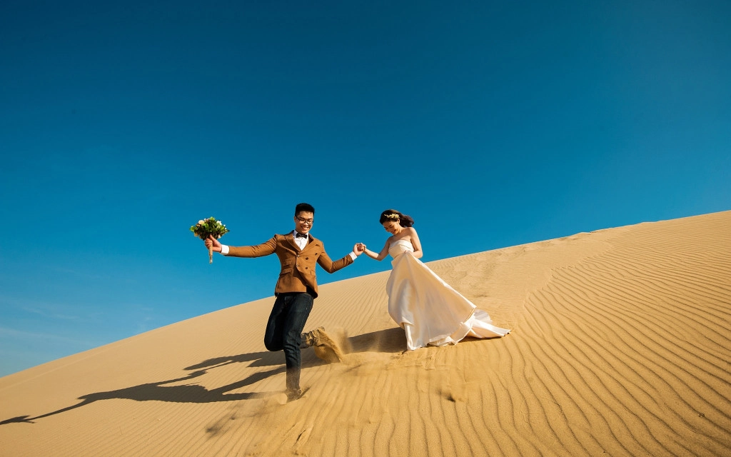 Ngoài khung cảnh biển xanh sóng vỗ, Ninh Thuận còn có nhiều địa điểm khác cho bạn background sống động như đồi cát Nam Cương kỳ ảo, hay Hang Rái với những ghềnh đá phủ rêu kỳ thú. Bên cạnh đó, vườn nho Thái An lòa xòa lá cùng những ngôi tháp Chăm ửng đỏ màu gạch cũng là nét chấm phá thú vị cho bộ ảnh cưới của bạn. Ngoài khung cảnh biển xanh sóng vỗ, Ninh Thuận còn có nhiều địa điểm khác cho bạn background sống động như đồi cát Nam Cương kỳ ảo, hay Hang Rái với những ghềnh đá phủ rêu kỳ thú. Bên cạnh đó, vườn nho Thái An lòa xòa lá cùng những ngôi tháp Chăm ửng đỏ màu gạch cũng là nét chấm phá thú vị cho bộ ảnh cưới của bạn.
