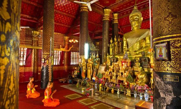 Bên trong Wat Mai, nơi diễn ra nhiều hoạt động tôn giáo của thành phố. Ảnh: Marc Dozier/Getty Images