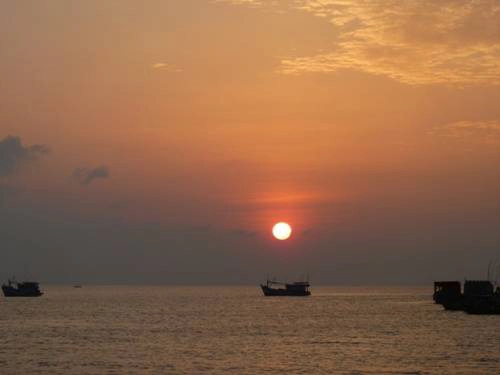 Bình minh ở làng chài Hàm Ninh. Bình minh ở làng chài Hàm Ninh.