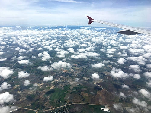 Ngày 1 Chiang Mai đang là điểm đến hot của Thái Lan với các du khách Việt. Do nằm ở phía bắc Thái Lan, địa hình cao, núi đồi bao quanh nên khí hậu ở Chiang Mai mát hơn hẳn so với các vùng khác của đất nước. Từ Việt Nam chưa có đường bay thẳng đến đây, bạn có thể bay nối chuyến ở Bangkok. Các hãng hàng không giá rẻ có đường bay Bangkok - Chiang Mai như Air Asia, Thai Lion, Thai Smile... Tổng thời gian bay 2 chặng là 3 tiếng (chưa kể thời gian quá cảnh). Ngày 1 Chiang Mai đang là điểm đến hot của Thái Lan với các du khách Việt. Do nằm ở phía bắc Thái Lan, địa hình cao, núi đồi bao quanh nên khí hậu ở Chiang Mai mát hơn hẳn so với các vùng khác của đất nước. Từ Việt Nam chưa có đường bay thẳng đến đây, bạn có thể bay nối chuyến ở Bangkok. Các hãng hàng không giá rẻ có đường bay Bangkok - Chiang Mai như Air Asia, Thai Lion, Thai Smile... Tổng thời gian bay 2 chặng là 3 tiếng (chưa kể thời gian quá cảnh).