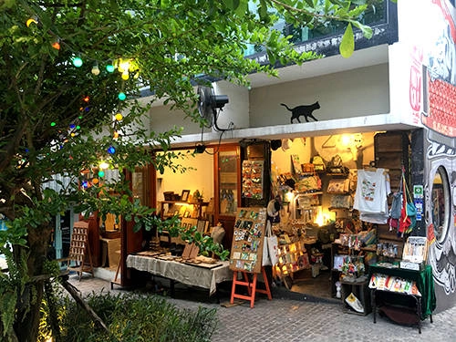 Tối đến, bạn có thể ghé chợ đêm ở Think Park nằm trên đoạn giao giữa đường Nimmanhaemin and Huay Kaew. So với các chợ đêm khác, nơi này mang đến một không gian trẻ trung cho các bạn trẻ với các mặt hàng thủ công, nghệ thuật và nhiều góc chụp hình "sống ảo". Gần chợ đêm này là trung tâm thương mại Maya Lifestyle, bạn có thể kết hợp để mua sắm. Tối đến, bạn có thể ghé chợ đêm ở Think Park nằm trên đoạn giao giữa đường Nimmanhaemin and Huay Kaew. So với các chợ đêm khác, nơi này mang đến một không gian trẻ trung cho các bạn trẻ với các mặt hàng thủ công, nghệ thuật và nhiều góc chụp hình "sống ảo". Gần chợ đêm này là trung tâm thương mại Maya Lifestyle, bạn có thể kết hợp để mua sắm.