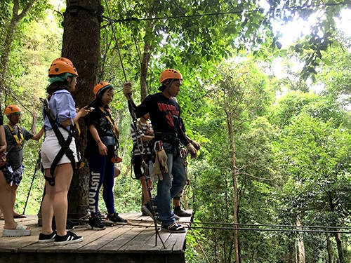 Ngày 3 Một trong những trải nghiệm mạo hiểm hút khách bậc nhất ở Chiang Mai là trượt zipline. Một tour đu dây mạo hiểm thường mất 5 tiếng với giá 1.600 - 2.400 baht (1-1,6 triệu đồng), tùy vào số đường trượt, các thử thách cho khách, bao gồm xe đưa đón và bữa trưa hoặc tối. Ngày 3 Một trong những trải nghiệm mạo hiểm hút khách bậc nhất ở Chiang Mai là trượt zipline. Một tour đu dây mạo hiểm thường mất 5 tiếng với giá 1.600 - 2.400 baht (1-1,6 triệu đồng), tùy vào số đường trượt, các thử thách cho khách, bao gồm xe đưa đón và bữa trưa hoặc tối.