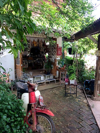 Bạn có thể tìm thấy ở đây những món đồ độc đáo để làm quà tặng. Chúng được làm thủ công và có phong cách riêng, rất nghệ thuật, giá cả hợp lý. Chú ý một số cửa hàng không cho phép chụp ảnh. Bạn có thể tìm thấy ở đây những món đồ độc đáo để làm quà tặng. Chúng được làm thủ công và có phong cách riêng, rất nghệ thuật, giá cả hợp lý. Chú ý một số cửa hàng không cho phép chụp ảnh.