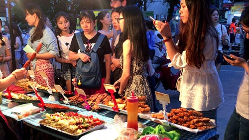 Tối đến bạn ghé chợ đêm trên đường Wua Lai, mở vào tối thứ 7, nên còn được gọi chợ đêm Thứ 7. Đến đây bạn sẽ thấy 2 khu khá rõ rệt, một phần bán đồ ăn, phần còn lại bán các mặt hàng như quần áo, lưu niệm... Tối đến bạn ghé chợ đêm trên đường Wua Lai, mở vào tối thứ 7, nên còn được gọi chợ đêm Thứ 7. Đến đây bạn sẽ thấy 2 khu khá rõ rệt, một phần bán đồ ăn, phần còn lại bán các mặt hàng như quần áo, lưu niệm...