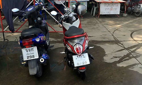 Ngày 4 Để khám phá trung tâm thành phố, phương tiện hợp lý nhất là xe máy. Các cửa hàng cho thuê xe máy rất phổ biến, giá thuê 150 - 250 baht/ ngày (100.000 - 160.000 đồng). Phí đặt cọc là 3.000 baht (2 triệu đồng) hoặc hộ chiếu. Bạn chú ý nên mang theo bằng lái, nếu không có, cảnh sát Thái Lan sẽ phạt 400 baht (260.000 đồng). Ngày 4 Để khám phá trung tâm thành phố, phương tiện hợp lý nhất là xe máy. Các cửa hàng cho thuê xe máy rất phổ biến, giá thuê 150 - 250 baht/ ngày (100.000 - 160.000 đồng). Phí đặt cọc là 3.000 baht (2 triệu đồng) hoặc hộ chiếu. Bạn chú ý nên mang theo bằng lái, nếu không có, cảnh sát Thái Lan sẽ phạt 400 baht (260.000 đồng).