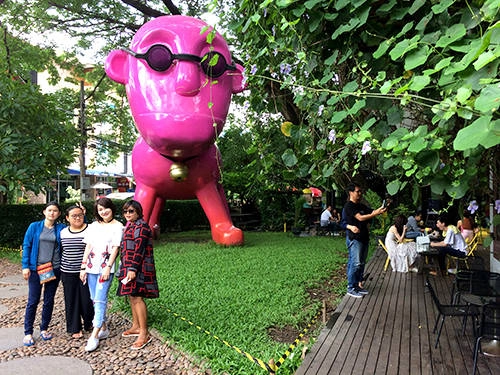 Sau một vòng thăm thú, điểm dừng chân thú vị cho bạn là iBerry Garden, gần đường Nimmanhaemin. Khá nhỏ bé, nơi này có quán cà phê, kem và một cửa hàng lưu niệm. Bạn có thể thư giãn dưới tán cây khổng lồ và tận hưởng bầu không khí mát mẻ ngay trong thành phố. Gần iBerry Garden cũng có nhiều quán cà phê và homestay xinh xắn, giá gần 600 baht/ đêm (400.000 đồng). Sau một vòng thăm thú, điểm dừng chân thú vị cho bạn là iBerry Garden, gần đường Nimmanhaemin. Khá nhỏ bé, nơi này có quán cà phê, kem và một cửa hàng lưu niệm. Bạn có thể thư giãn dưới tán cây khổng lồ và tận hưởng bầu không khí mát mẻ ngay trong thành phố. Gần iBerry Garden cũng có nhiều quán cà phê và homestay xinh xắn, giá gần 600 baht/ đêm (400.000 đồng).