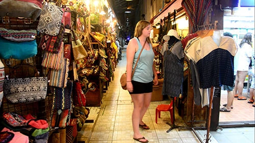 Tối đến, bạn có thể ghé chợ đêm Chiang Mai (Chiang Mai Bazzar), mở các tối trong tuần, kéo dài trên vỉa hè từ đường Tha Phae đến Sridonchai. Các mặt hàng được bán chủ yếu là đồ lưu niệm, quần áo, trang sức... Đây là chợ đêm nổi tiếng bậc nhất thành phố, nằm nối liền với chợ đêm trong nhà Kalare. Tối đến, bạn có thể ghé chợ đêm Chiang Mai (Chiang Mai Bazzar), mở các tối trong tuần, kéo dài trên vỉa hè từ đường Tha Phae đến Sridonchai. Các mặt hàng được bán chủ yếu là đồ lưu niệm, quần áo, trang sức... Đây là chợ đêm nổi tiếng bậc nhất thành phố, nằm nối liền với chợ đêm trong nhà Kalare.